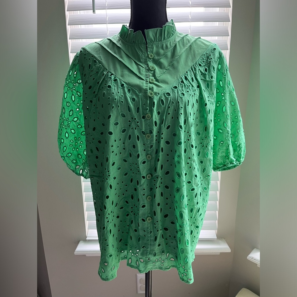 Women’s size M green top